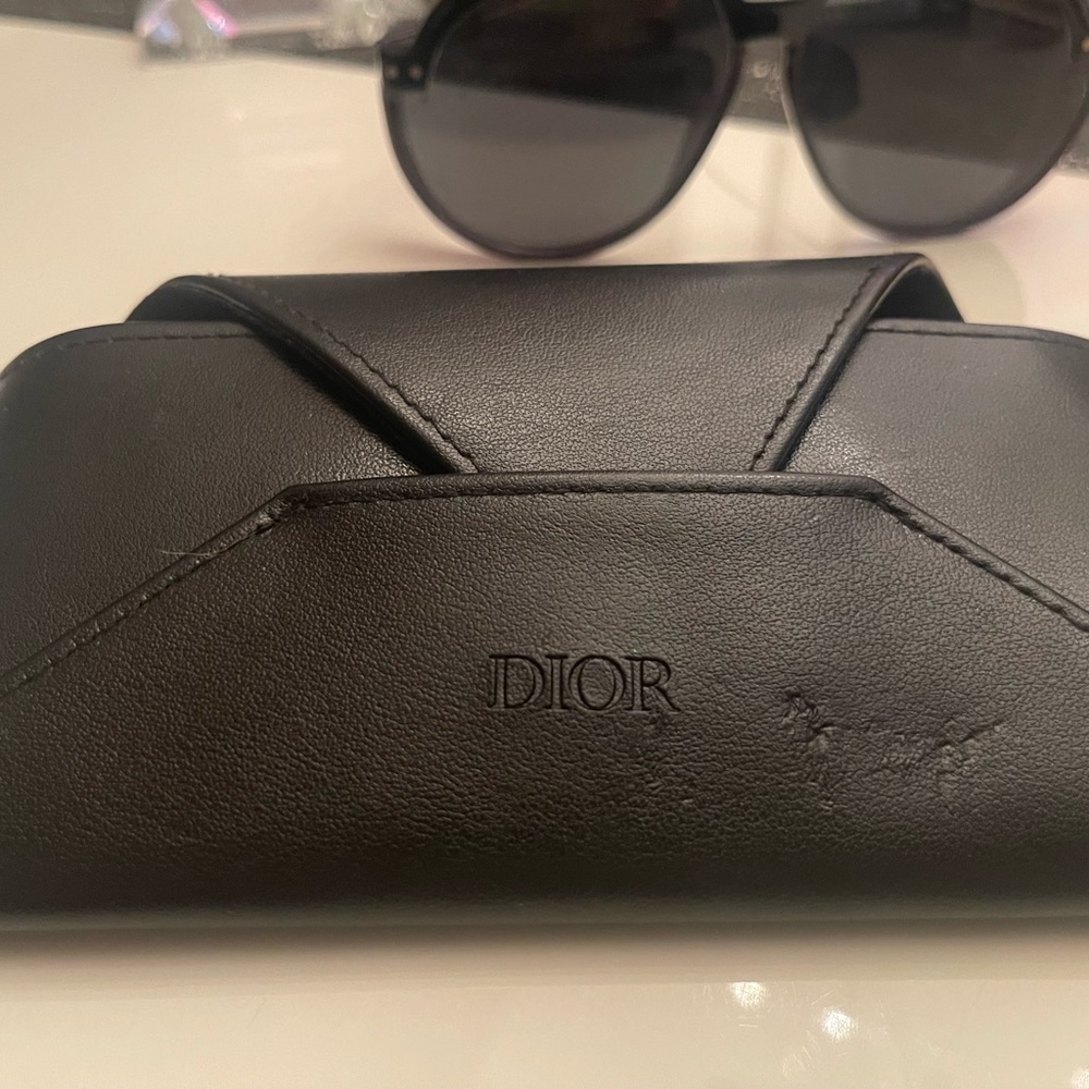 Sunglass Dior rarely used Has the original box and lens cleaning cloth closed. - Picture 6 of 6
